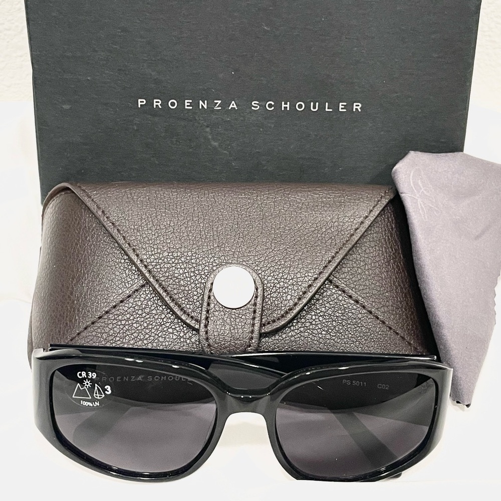 NWT PROENZA SCHOULER Sleek Vintage Black Initial UV Signature Logo Sunglasses